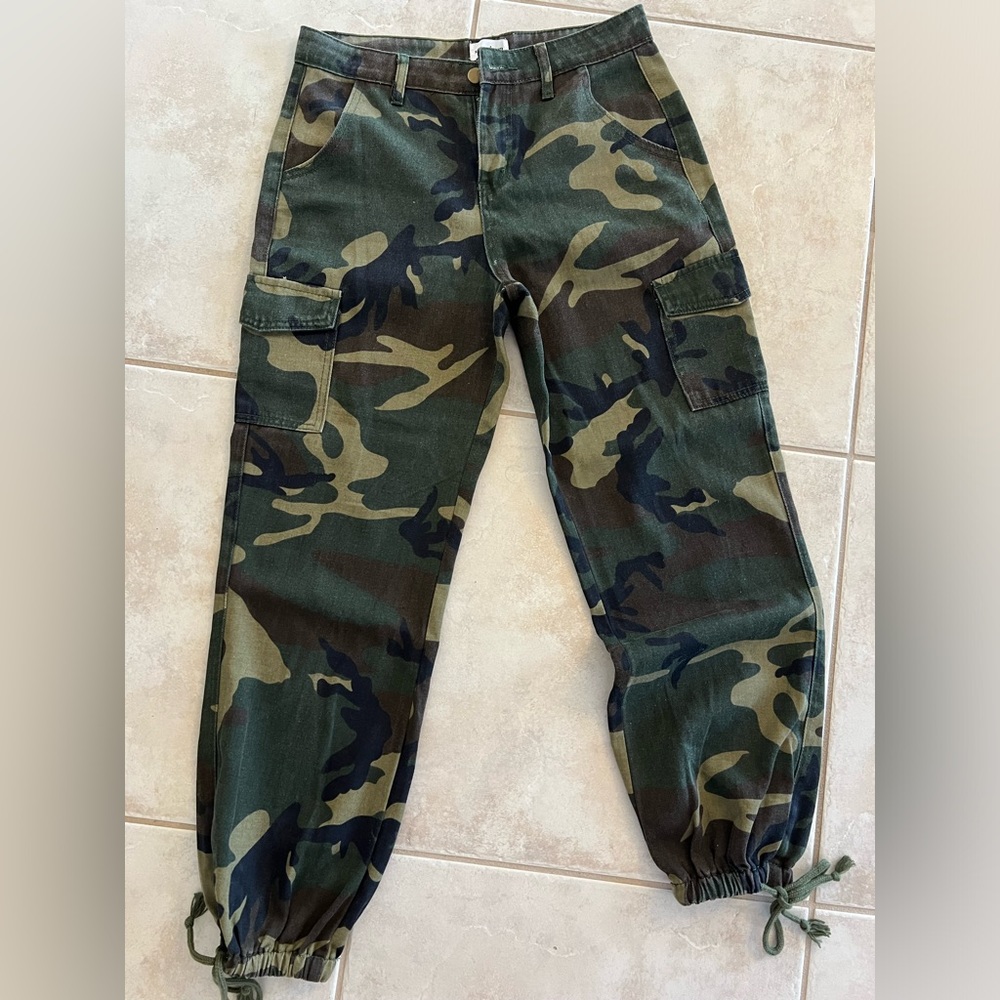 Superdown Kayla camo jogger size 27